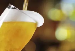 Pareja le trae cerveza caliente para ver Netflix y la muele a golpes