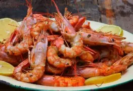 Preparaba langostinos y terminó con amputación de medio dedo