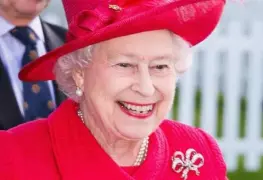 Lo oculto detrás de los looks de la Reina Isabel II