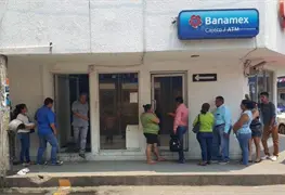 Oportunistas venden lugares para entrar a los bancos en Tabasco
