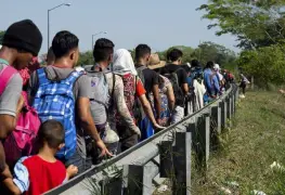A pesar de padecer covid-19, EU incrementa las repatriaciones de migrantes a México