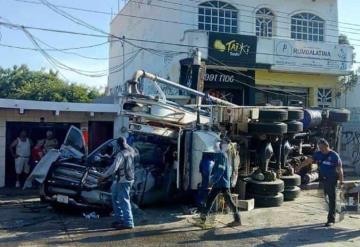 Grúa impacta camioneta de la Marina; el conductor del vehículo se quedó sin frenos