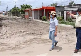 Lorena M&eacute;ndez Denis supervisa pavimentaci&oacute;n de concreto en 9 calles de ciudad Tecolutilla Comalcalco