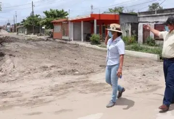 Lorena Méndez Denis supervisa pavimentación de concreto en 9 calles de ciudad Tecolutilla Comalcalco