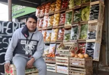 Mujer olvida bolsa con miles de pesos en un puesto y locatario lo regresa