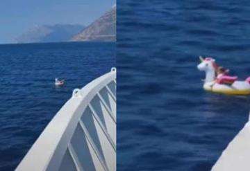 Niña de cuatro años es arrastrada al mar en un flotador de unicornio