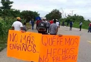 Cansados de mentiras, campesinos bloquean Vía Federal Villahermosa-Escarcega