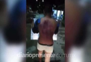 Pasean a delincuente desnudo y con cartulina presuntamente en municipio de Tabasco