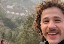 Luisito Comunica comparte polémica foto con su novia y redes lo destrozan