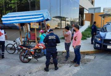 Auto compacto impacta a motociclistas y se da a la fuga en avenidas de Villahermosa