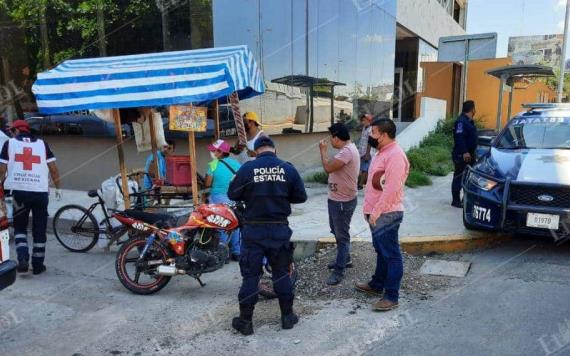 Auto compacto impacta a motociclistas y se da a la fuga en avenidas de Villahermosa