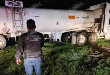 FGR investiga tracto camión abandonado con 28 mil litros de hidrocarburo