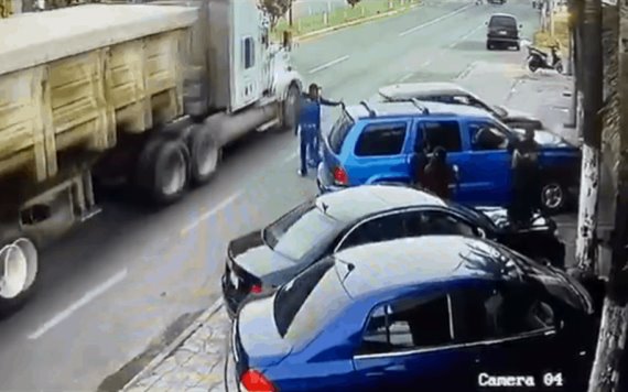 VIDEO: Conductor impacta a mariachi contra un tráiler y lo mata