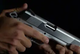 Buscan a niña de 12 años por balear a mujer de 42