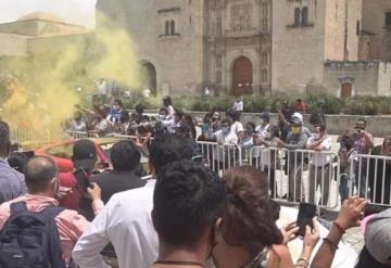 Desafían al Covid; cientos acuden a evento de autos deportivos