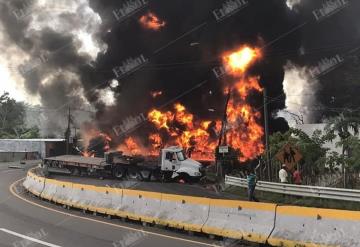 VIDEO: Se incendia pipa en la carretera Paraíso-Comalcalco