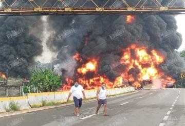 Confirman 4 muertos tras explosión de pipa en la carretera Paraíso- Comalcalco