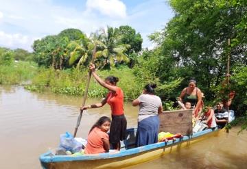 Rescatan a bebé junto a familiares de casa inundada por Usumacinta