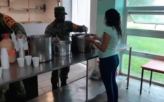 37/o Batallón de Infantería proporcionó el desayuno a personas albergadas en el municipio de Centro