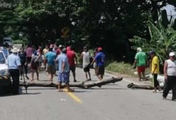 Bloquean carretera Teapa-Villahermosa