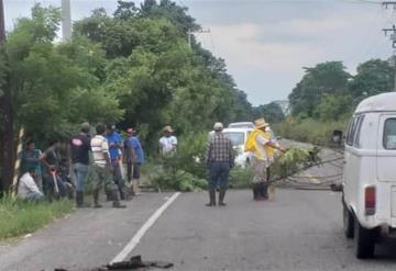 Bloquean carretera Jalapa-Villahermosa