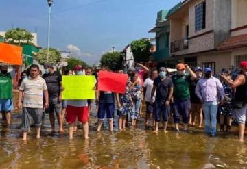 ¡No nos apoyan! Habitantes del fracc. Floresta amenazan con cerrar vía federal Villahermosa - Teapa