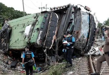 Choque entre tren y autobús en Tailandia deja al menos 18 personas muertas 