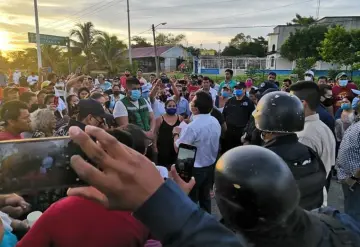 Garantizan apoyo para habitantes que cerraron la Villahermosa-Macuspana