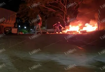 Encapuchados obligan a conductor de una góndola a atravesarse sobre el carril en Gaviotas Sur