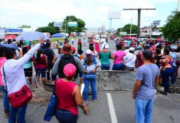 Payasos alegran manifestación