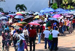 Habitantes de Nacajuca hacen largas filas para cobro de apoyo por inundaci&oacute;n