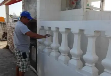 Familias de Jonuta limpian tumbas, aunque saben que panteones estarán cerrados por COVID-19