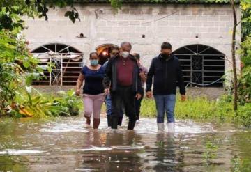 Legisladores se unen y llevan ayuda a la población afectada por inundaciones.