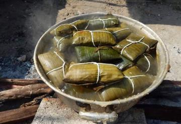 Familias católicas hacen tamales para ofrecerlos a sus difuntos en los altares