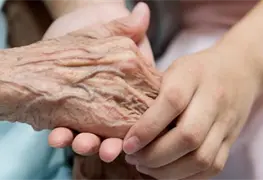 Denuncian abandono de adulto mayor