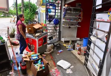 Inician limpieza en colonias de Villahermosa tras inundación