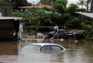 Hondureños se refugian en azoteas por inundaciones