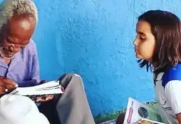 Niña enseña a leer y escribir a vendedor de helados