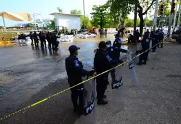 Policías cortan el paso a curiosos