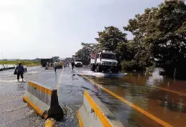 Ante cierre de carretera, trepan camiones para cruzar vado