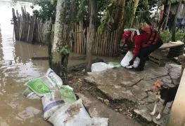 Realizan llenado de costales en zonas vulnerables de Jonuta