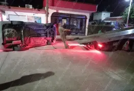 Por exceso de velocidad se impacta contra auto estacionado