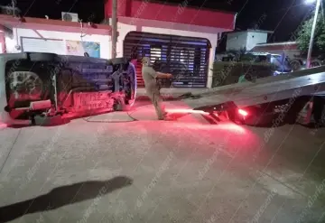 Por exceso de velocidad se impacta contra auto estacionado