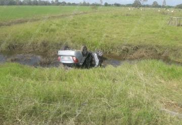 Automóvil se accidenta en la carretera  Tacotalpa-Jalapa