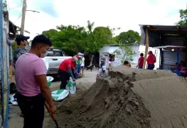 Con costales, buscan contener al "mono sagrado" en colonia zapotal