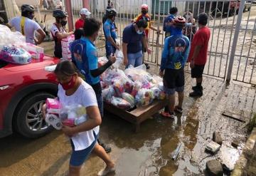 Pedaleando para ayudar; ciclistas llevan ayuda a afectados por inundación