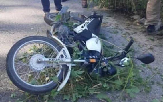 Moto mandado se accidenta al evitar que una bolsa con hielo se le callera