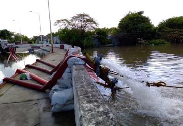 Camión-bomba de CONAGUA extrae agua en calles y periférico zona baja en ciudad de Jonuta