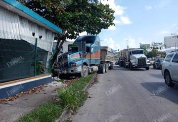 Conductor se queda sin frenos sobre el periférico de Villahermosa