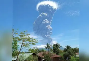 Volcán Lewotolo, de Indonesia entró en erupción